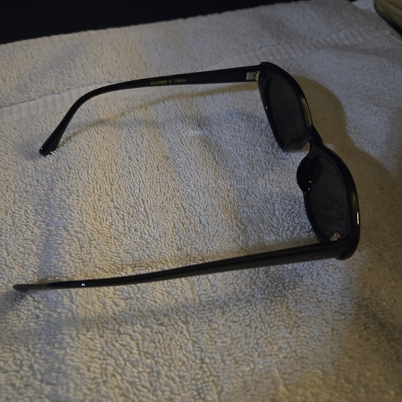 Forever 21 Women's Shiny Black Cat-Eye UV Sunglasses - Picture 4 of 6